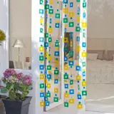 Fliegenvorhang selber machen: Bunte Quadrate und Kreise zieren diesen DIY-Vorhang, der Insekten fernhält und für sommerliche Deko sorgt.