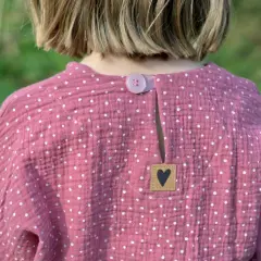 Süßes Musselin Shirt für Kinder mit Herz-Applikation. Hier gibt's das kostenlose Schnittmuster zum Nachnähen!
