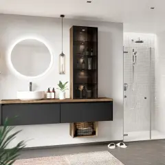 Modernes Bad mit Hänge-Waschtisch, beleuchtetem Spiegel und Dusche. Die dunklen Fronten und das Holzdekor bieten eine schicke, aber vielleicht etwas düstere bad inspo.