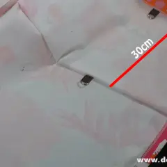 Stoff mit Blumenmuster wird für ein **Plissee selber machen** vorbereitet. Eine rote Linie markiert 30cm.