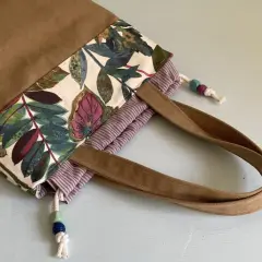 Stofftasche mit Blattmuster und Boden, ein kostenloses Schnittmuster zum Selbernähen.