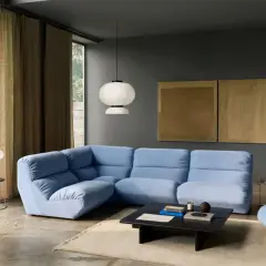 Moderne Wohnzimmer-Ideen: Hellblaues Ecksofa, dunkle Wandfarbe, goldene Kunstwerke und ein minimalistischer Stil.
