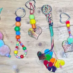 Bunte Schlüsselanhänger mit Herzen und Perlen, ideal zum Muttertagsgeschenk basteln.