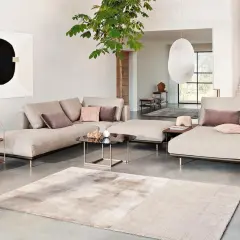 Stilvolles Wohnzimmer mit beiger Couch, Kunst und Pflanzen. Tolle wohnzimmer deko ideen für ein modernes Ambiente.