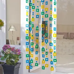 Fliegenvorhang selber machen: Bunte Quadrate und Kreise zieren diesen DIY-Vorhang, der Insekten fernhält und für sommerliche Deko sorgt.