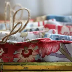 Bunte Stoffbeutel mit Blumenmuster und Juteschlaufen, perfekt zum duftkissen selber machen.