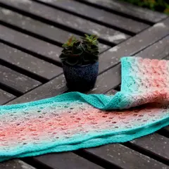 Ein gestrickter Loop im Farbverlauf von Türkis zu Koralle, perfekt für den Sommer. Hier findest du eine sommer loop stricken anleitung kostenlos.