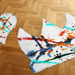 Zwei Teppiche, Herz und Krone, mit lebendigen Farbklecksen. Ein Kunstwerk, das man gerne teppich malen würde.