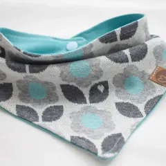 Lätzchen mit Blumenmuster, ideal für kostenlose Schnittmuster Baby. Ein süßes Accessoire für die Kleinsten.