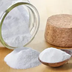 Ein Glas mit weißem Pulver, daneben ein Löffel und ein Korken. Ist Soda und Natron das Gleiche?