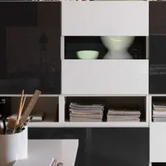 Schreibtisch mit Lampe, Stiften und Büchern. Hier finden sich besta ideen für kreative Projekte.