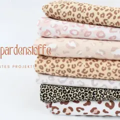 Stapel von Stoffen mit Leopardenmuster in verschiedenen Farben und Größen. Ein Stofflexikon für deine nächsten Nähprojekte.