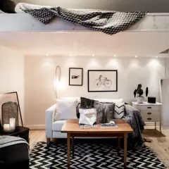 Gemütliches Wohnzimmer mit Schlafempore. Tolle zimmer umstellen ideen für kleine Räume, mit Sofa, Couchtisch und Leiter.