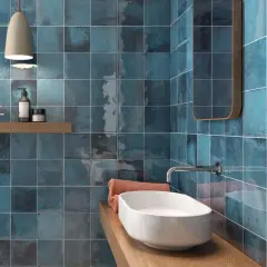 Badfliesen Ideen: Blaue, glänzende Wandfliesen mit metallischem Schimmer, die ein modernes Badezimmerambiente schaffen.