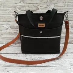 Schwarze Sling Bag mit Lederriemen. Hier findest du ein sling bag schnittmuster kostenlos zum Nachnähen.