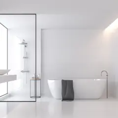 Modernes Bad mit freistehender Wanne und begehbare Dusche. Beispiele für minimalistisches Design.