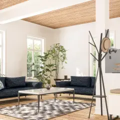 Holzdecken im Wohnzimmer sind eine tolle Idee. Dieses helle Wohnzimmer mit Holzbalkendecke, zwei Sofas und einem Couchtisch wirkt einladend.