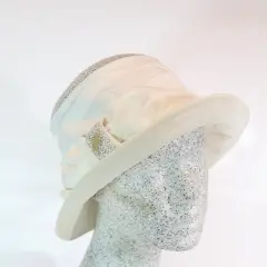 Ein eleganter, cremefarbener Glockenhut mit grauer Zierkante. Hier finden Sie ein kostenloses Schnittmuster zum Selbernähen!