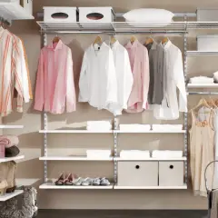 Ordnung im Ankleidezimmer: Hemden, Kleider, Schuhe und Boxen auf weißen Regalen. Tolle Ankleidezimmer Ideen für jeden Stil.