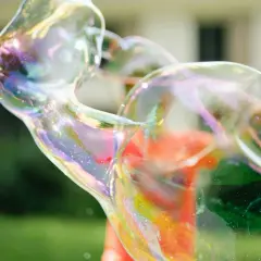 Bunte, schillernde Seifenblasen, die sich im Sonnenlicht wie Kunstwerke verformen. Ein Moment, der zeigt, wie einfach es ist, mit selbstgemachten Seifenblasen Freude zu erleben.