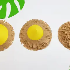 Schritt-für-Schritt-Anleitung zum **sonnenschirm basteln**: Gelbe Kegel mit braunen Fransen werden zu einem tropischen Sonnenschirm.