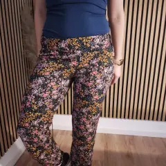 Blumenhose mit Gummizug, ein kostenloses Schnittmuster zum Selbernähen.