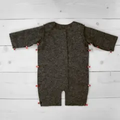 Graues Overall-Schnittmuster, bereit zum Nähen, mit roten Klammern fixiert. Ein tolles, **overall schnittmuster kostenlos** Projekt für DIY-Fans.