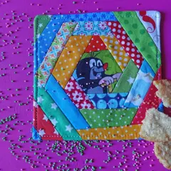 Bunter Patchwork-Untersetzer mit Maulwurf-Motiv, tolle Patchwork-Ideen für Kinder. Daneben Kekse und Streusel.