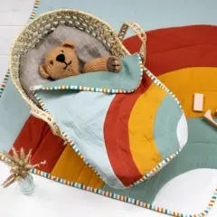 Bunte Krabbeldecke mit Tupfenmuster und süßer Applikation. Ein tolles Schnittmuster für DIY-Projekte!