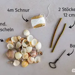 Materialien für basteln mit Muscheln: mind. 20 Muscheln, 4m Schnur, 2 Stöcke (mind. 12cm), Bohrer.