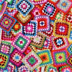 Bunte gehäkelte Quadrate, ideal zum Verarbeiten von Wollresten. Kostenlose Anleitungen für diese Granny Squares finden sich online.