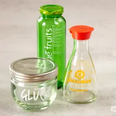 Glasflaschen mit Etiketten: "true fruits" Getränk, "Glück" Marmelade und Kikkoman Sojasauce. Anleitung zum true fruits flaschen schrift entfernen.
