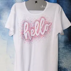 T-Shirt mit "hello" Schriftzug und bunten Punkten – tolle t shirt bemalen ideen für dein nächstes DIY-Projekt.