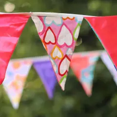Bunte Wimpelkette mit Herzmuster, perfekt für jede Feier. Ein tolles Schnittmuster für DIY-Dekorationen.