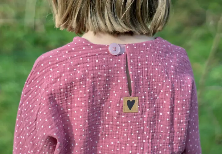 Süßes Musselin Shirt für Kinder mit Herz-Applikation. Hier gibt's das kostenlose Schnittmuster zum Nachnähen!