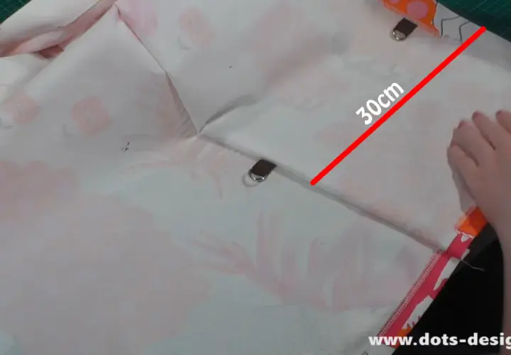 Stoff mit Blumenmuster wird für ein **Plissee selber machen** vorbereitet. Eine rote Linie markiert 30cm.