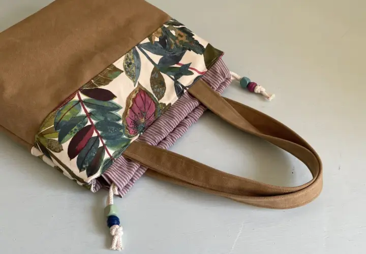 Stofftasche mit Blattmuster und Boden, ein kostenloses Schnittmuster zum Selbernähen.