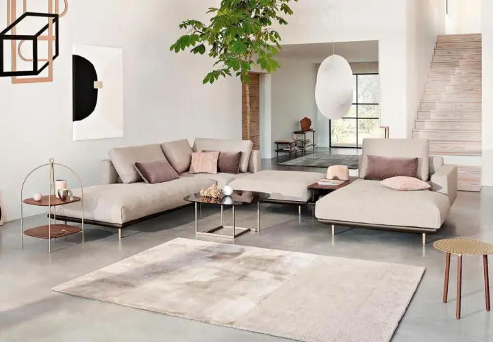 Stilvolles Wohnzimmer mit beiger Couch, Kunst und Pflanzen. Tolle wohnzimmer deko ideen für ein modernes Ambiente.