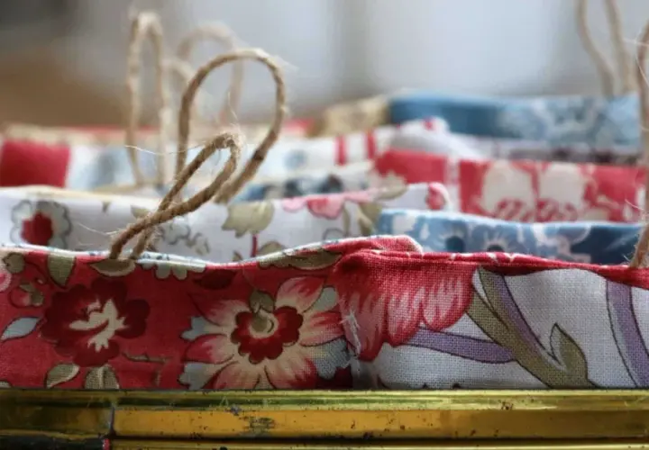 Bunte Stoffbeutel mit Blumenmuster und Juteschlaufen, perfekt zum duftkissen selber machen.