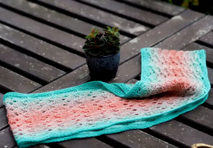 Ein gestrickter Loop im Farbverlauf von Türkis zu Koralle, perfekt für den Sommer. Hier findest du eine sommer loop stricken anleitung kostenlos.