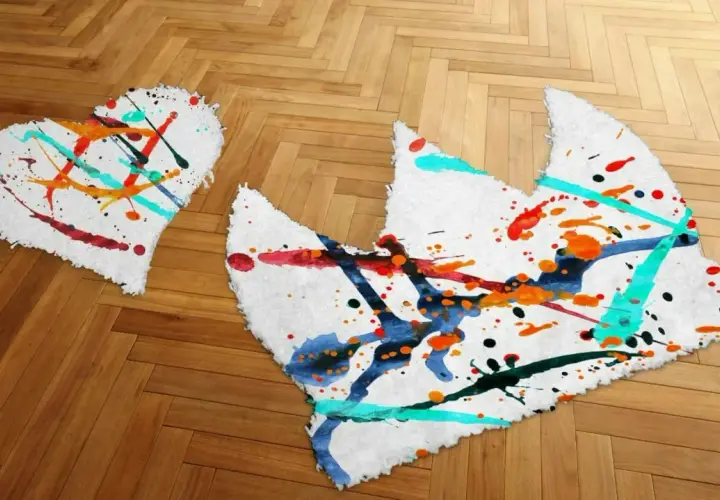 Zwei Teppiche, Herz und Krone, mit lebendigen Farbklecksen. Ein Kunstwerk, das man gerne teppich malen würde.