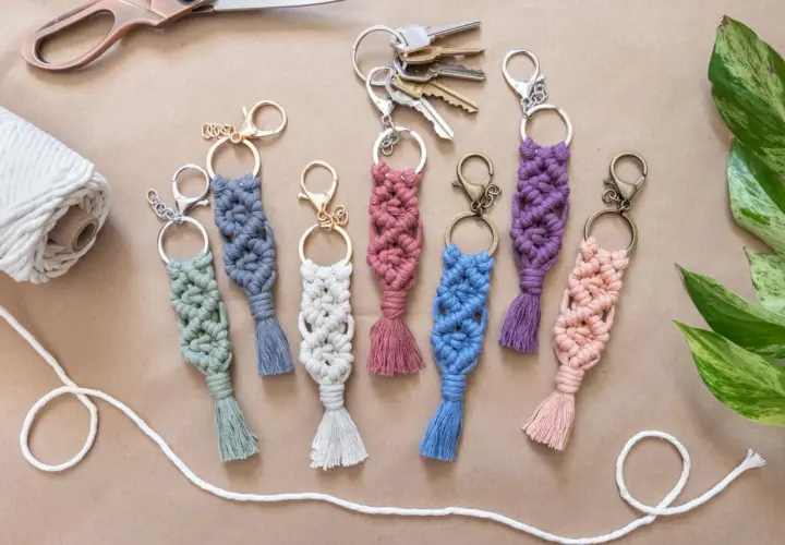 Bunte Makramee-Schlüsselanhänger mit Quasten, tolle Makramee-Ideen für DIY-Projekte. Dazu eine Schere, Garnrolle und Schlüssel.
