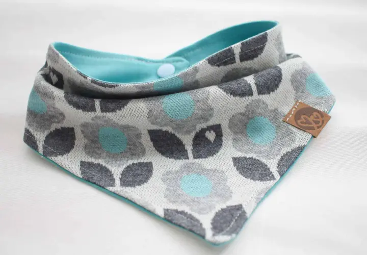 Lätzchen mit Blumenmuster, ideal für kostenlose Schnittmuster Baby. Ein süßes Accessoire für die Kleinsten.