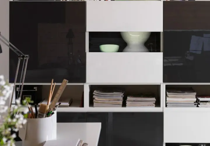 Schreibtisch mit Lampe, Stiften und Büchern. Hier finden sich besta ideen für kreative Projekte.