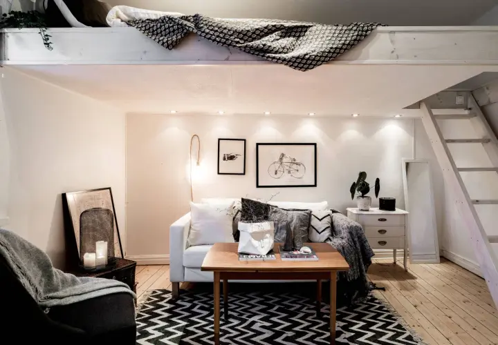 Gemütliches Wohnzimmer mit Schlafempore. Tolle zimmer umstellen ideen für kleine Räume, mit Sofa, Couchtisch und Leiter.