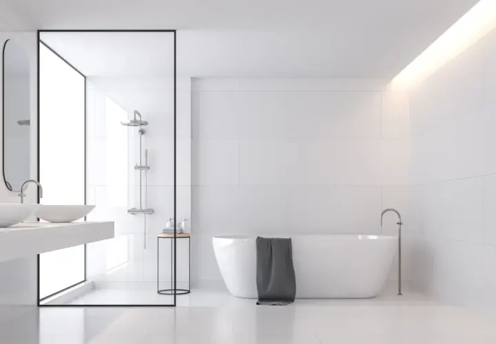 Modernes Bad mit freistehender Wanne und begehbare Dusche. Beispiele für minimalistisches Design.