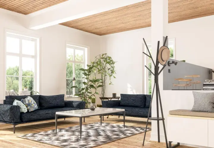 Holzdecken im Wohnzimmer sind eine tolle Idee. Dieses helle Wohnzimmer mit Holzbalkendecke, zwei Sofas und einem Couchtisch wirkt einladend.