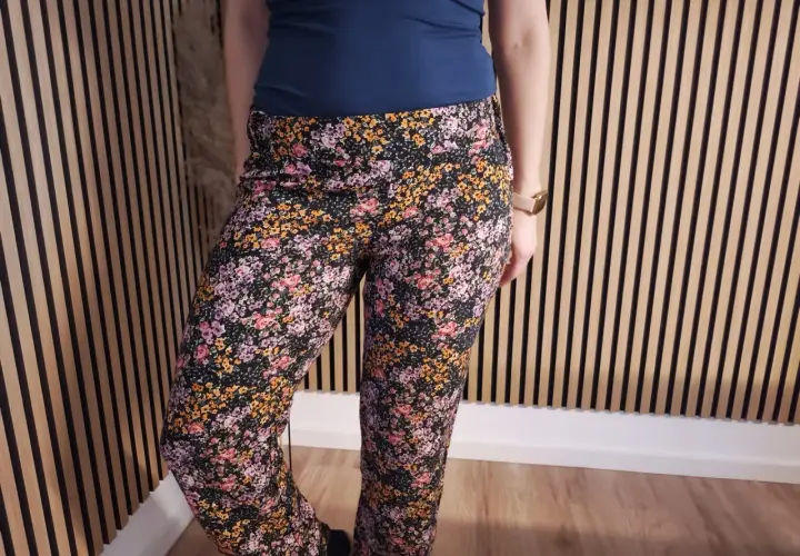 Blumenhose mit Gummizug, ein kostenloses Schnittmuster zum Selbernähen.