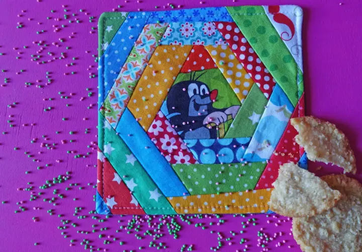 Bunter Patchwork-Untersetzer mit Maulwurf-Motiv, tolle Patchwork-Ideen für Kinder. Daneben Kekse und Streusel.