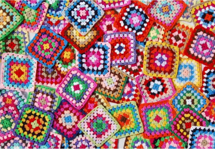 Bunte gehäkelte Quadrate, ideal zum Verarbeiten von Wollresten. Kostenlose Anleitungen für diese Granny Squares finden sich online.